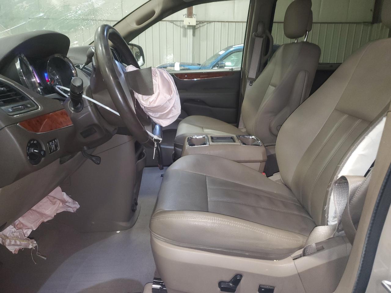 2015 Chrysler Town & Country - Image 7