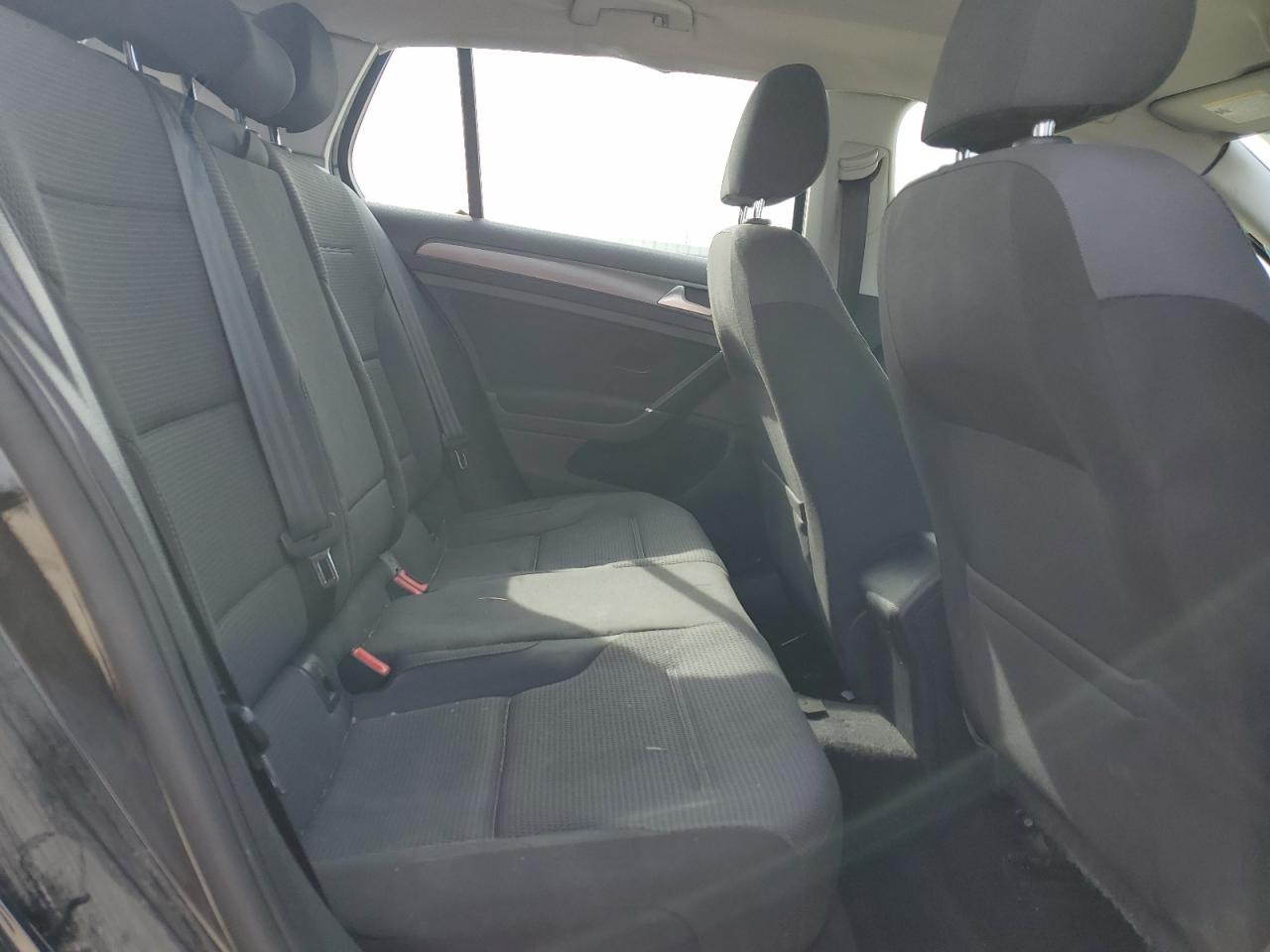 2018 Volkswagen Golf - Image 10