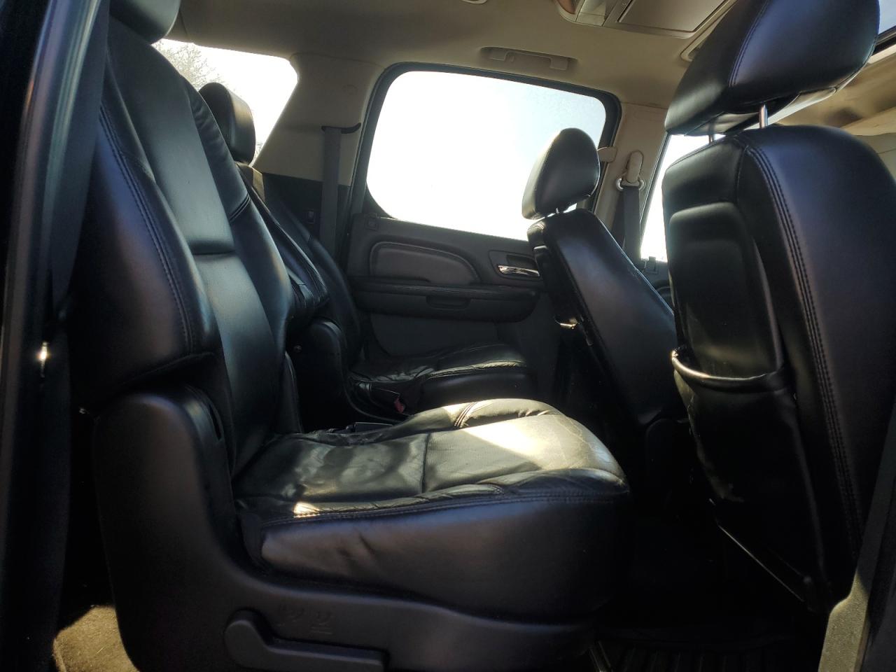 2011 Cadillac Escalade - Image 11