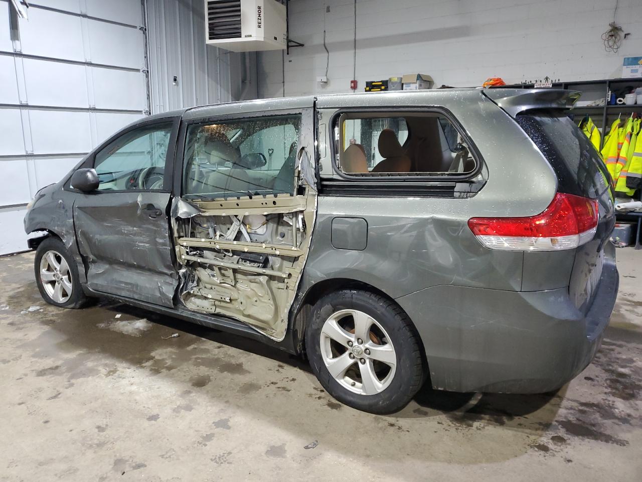 2012 Toyota Sienna - Image 2