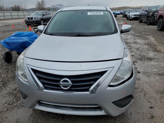 Sedans NISSAN VERSA 2016 Srebrny