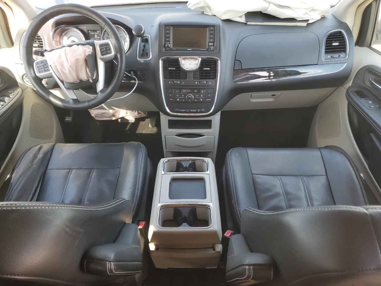 2015 Chrysler Town & Country - Image 8