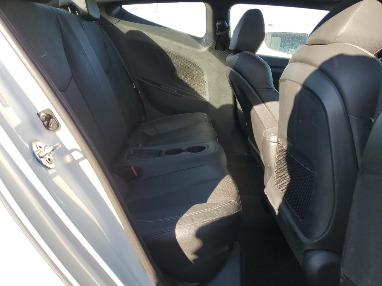 2016 Hyundai Veloster - Image 10