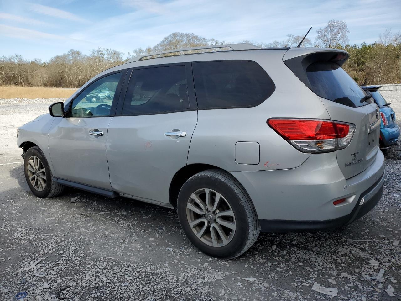 2015 Nissan Pathfinder - Image 2