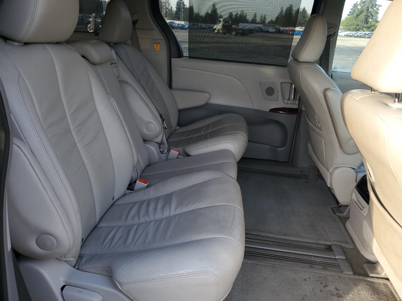 2011 Toyota Sienna - Image 12