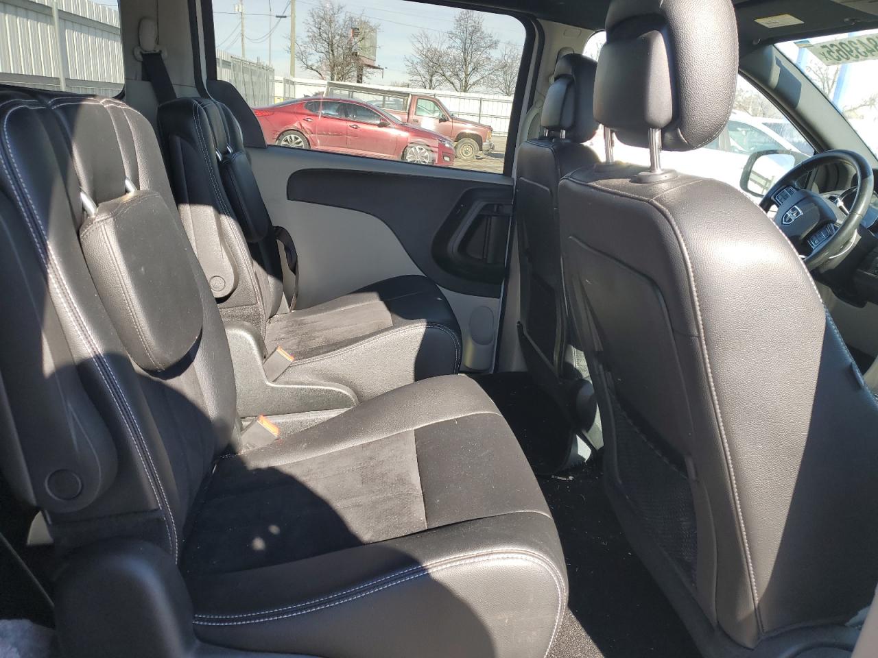 2018 Dodge Caravan - Image 11