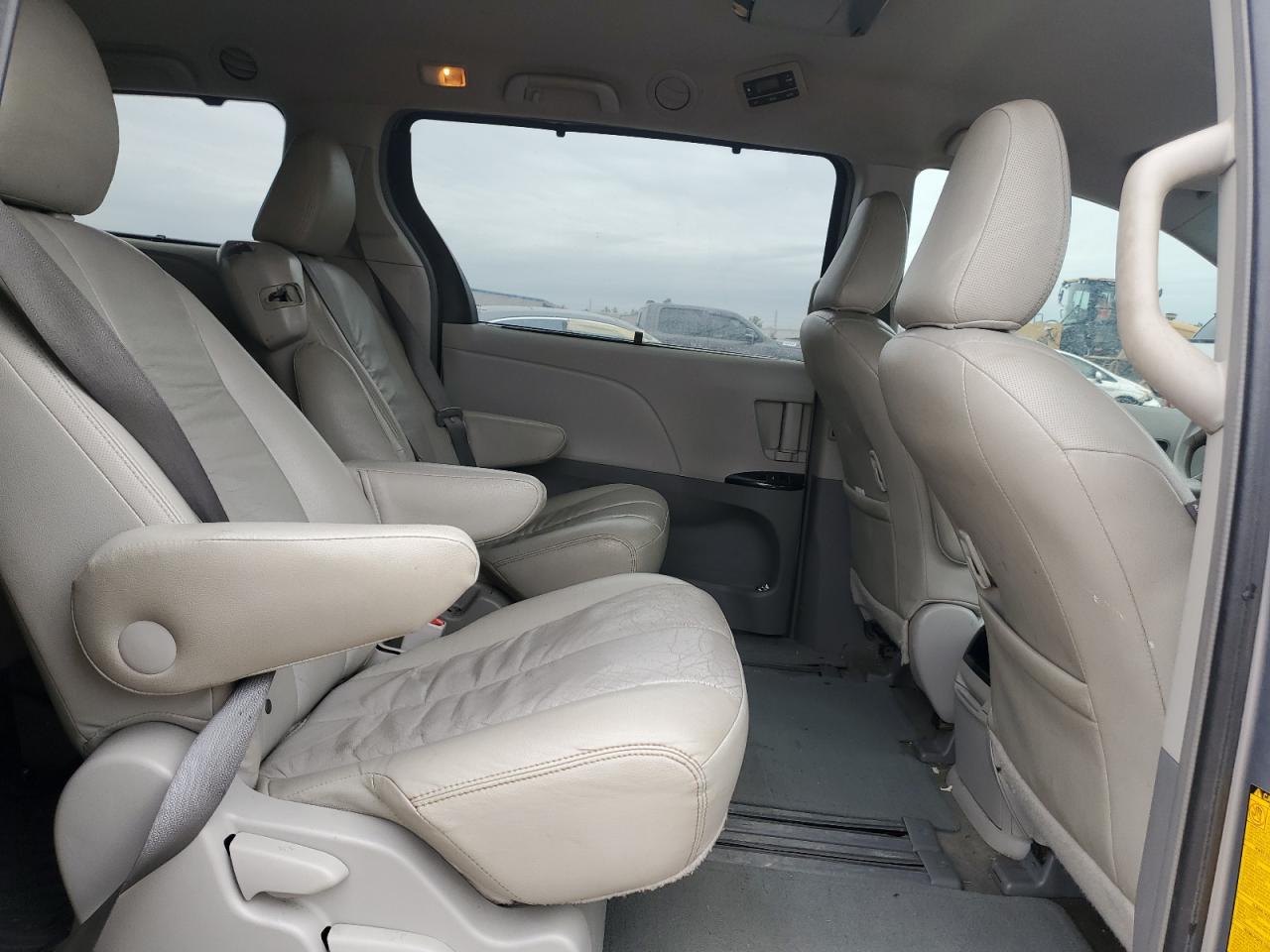 2014 Toyota Sienna - Image 11