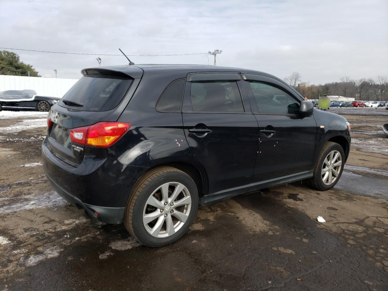 2015 Mitsubishi Outlander - Image 3