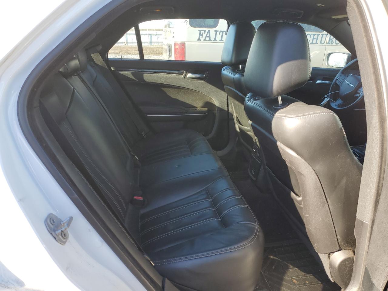 2018 Chrysler 300 - Image 10