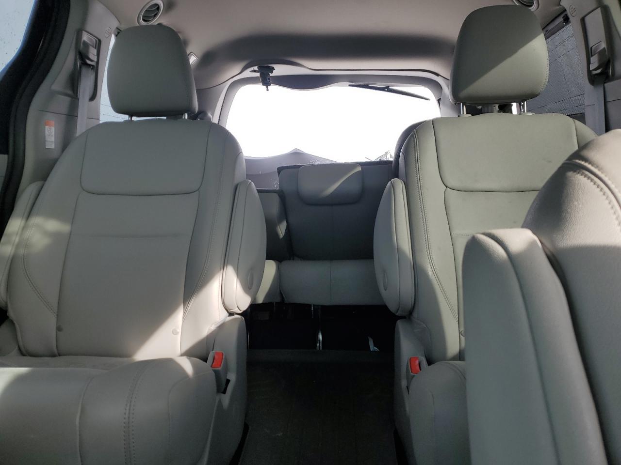 2020 Toyota Sienna - Image 10