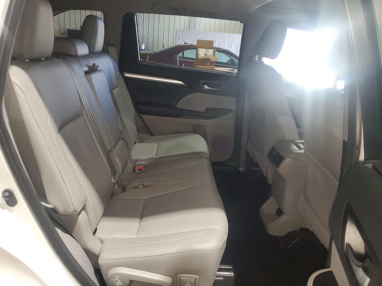 2018 Toyota Highlander - Image 11