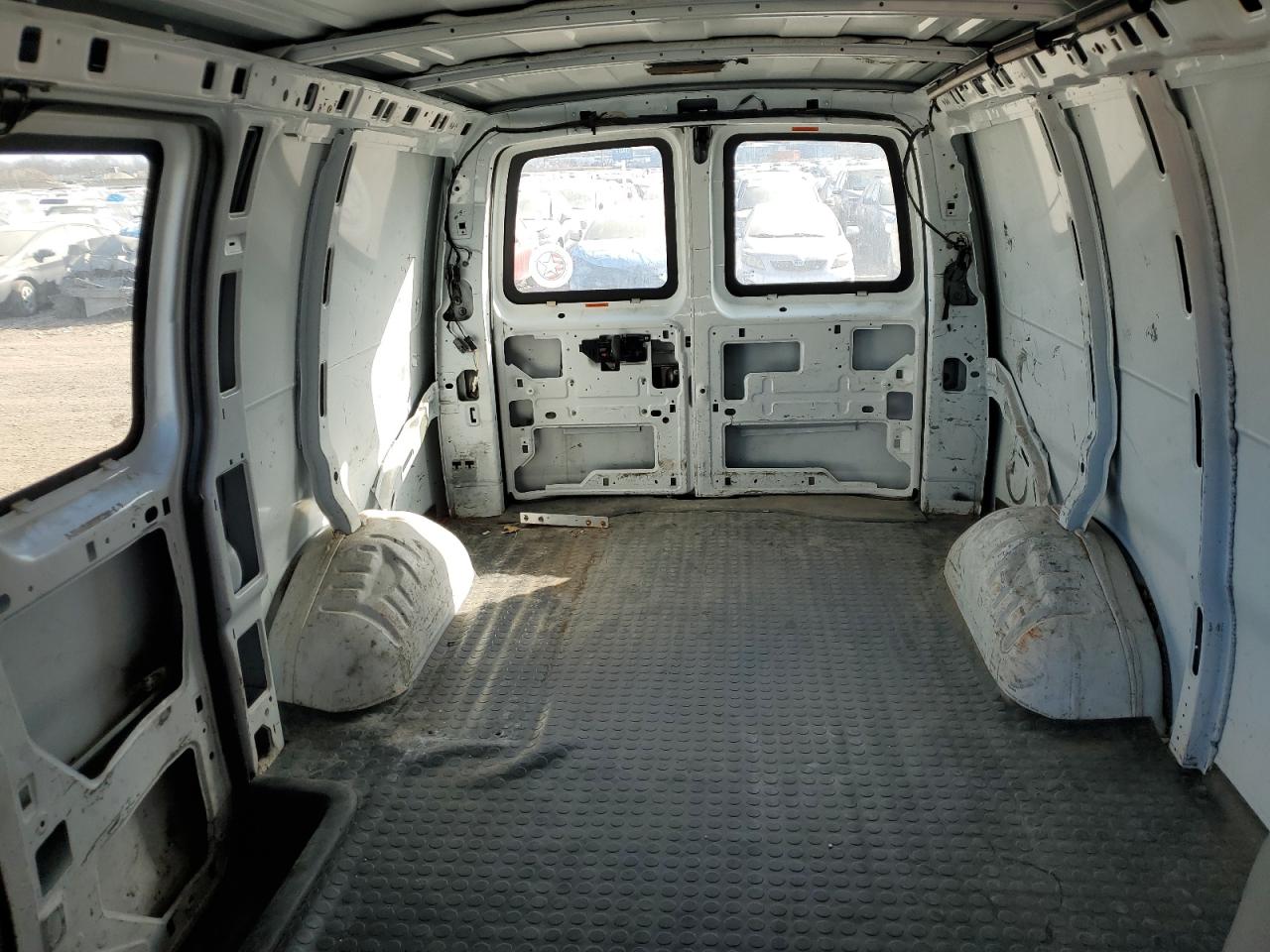 2007 Chevrolet Express - Image 10