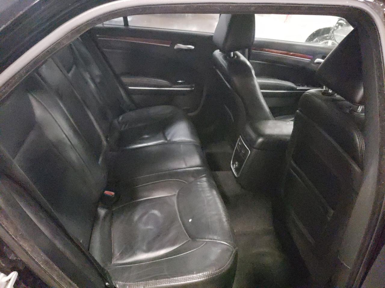 2013 Chrysler 300 - Image 10