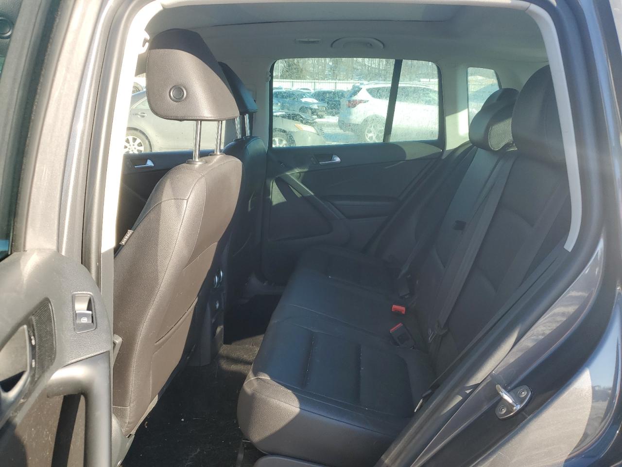 2015 Volkswagen Tiguan - Image 12