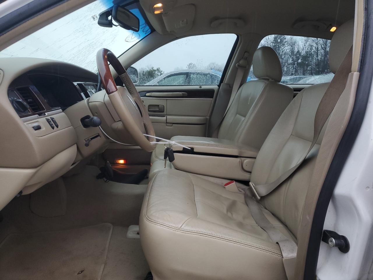 2009 Lincoln Town Car - Image 7