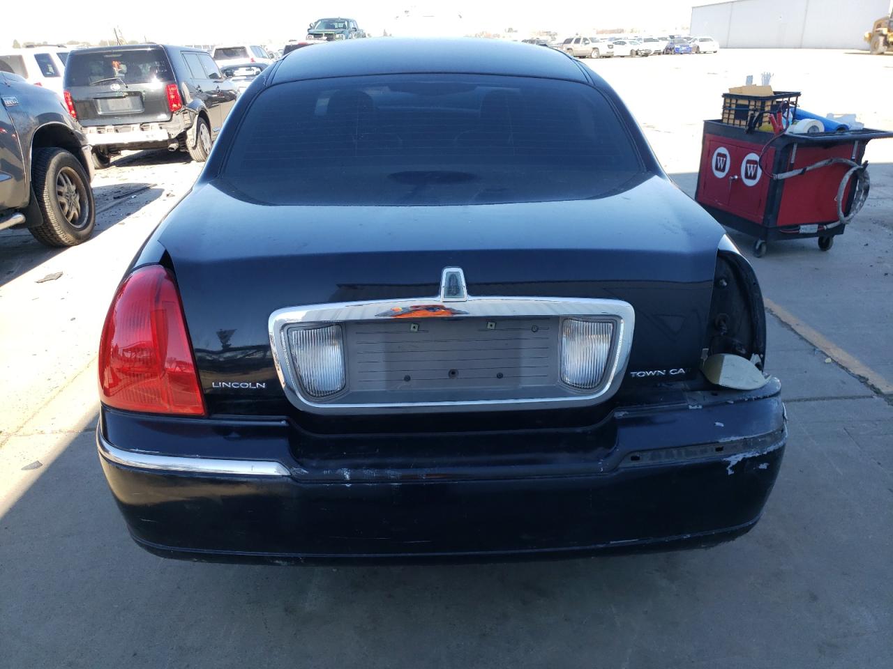 2005 Lincoln Town Car - Image 6