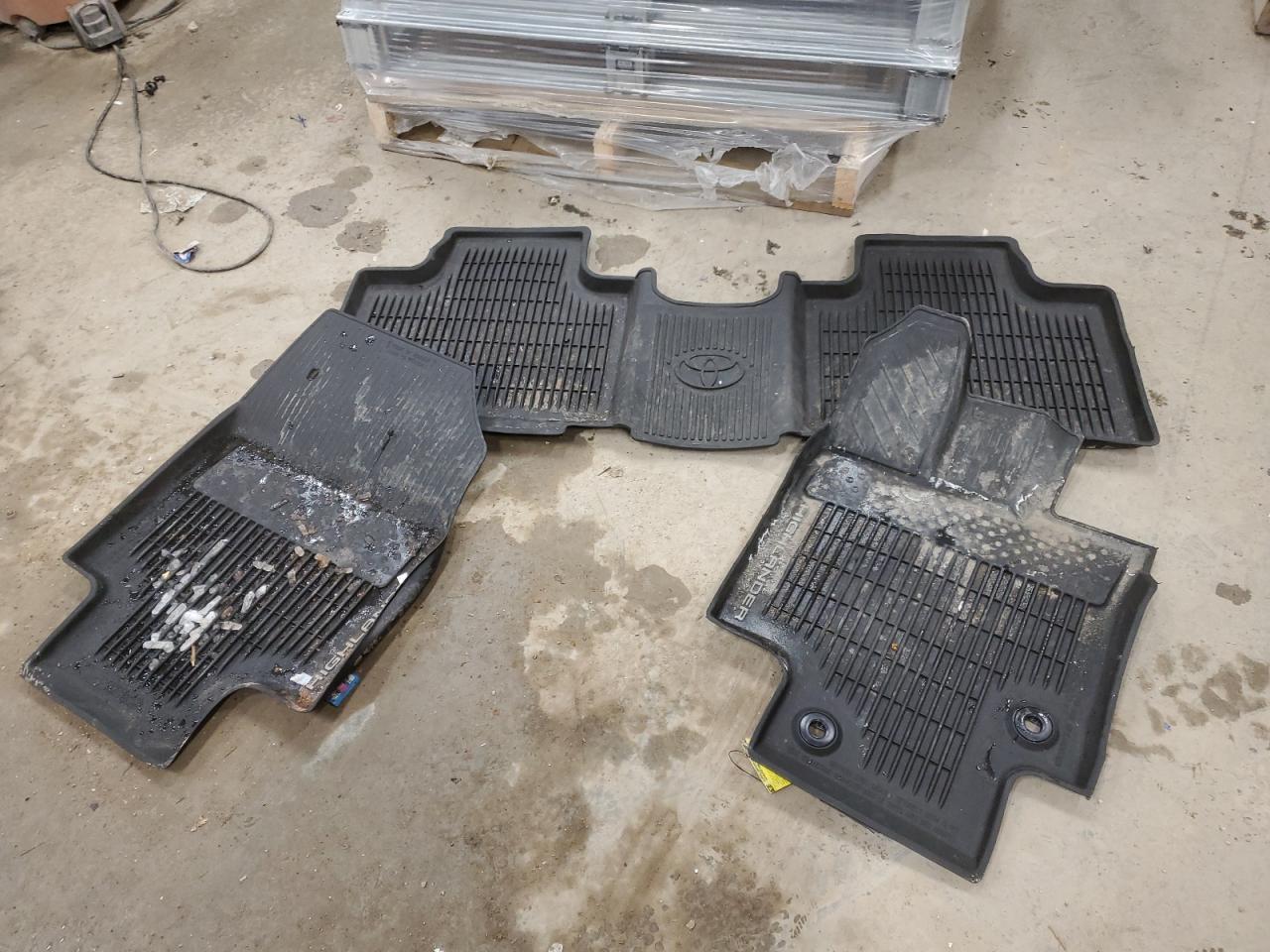 2020 Toyota Highlander - Image 15