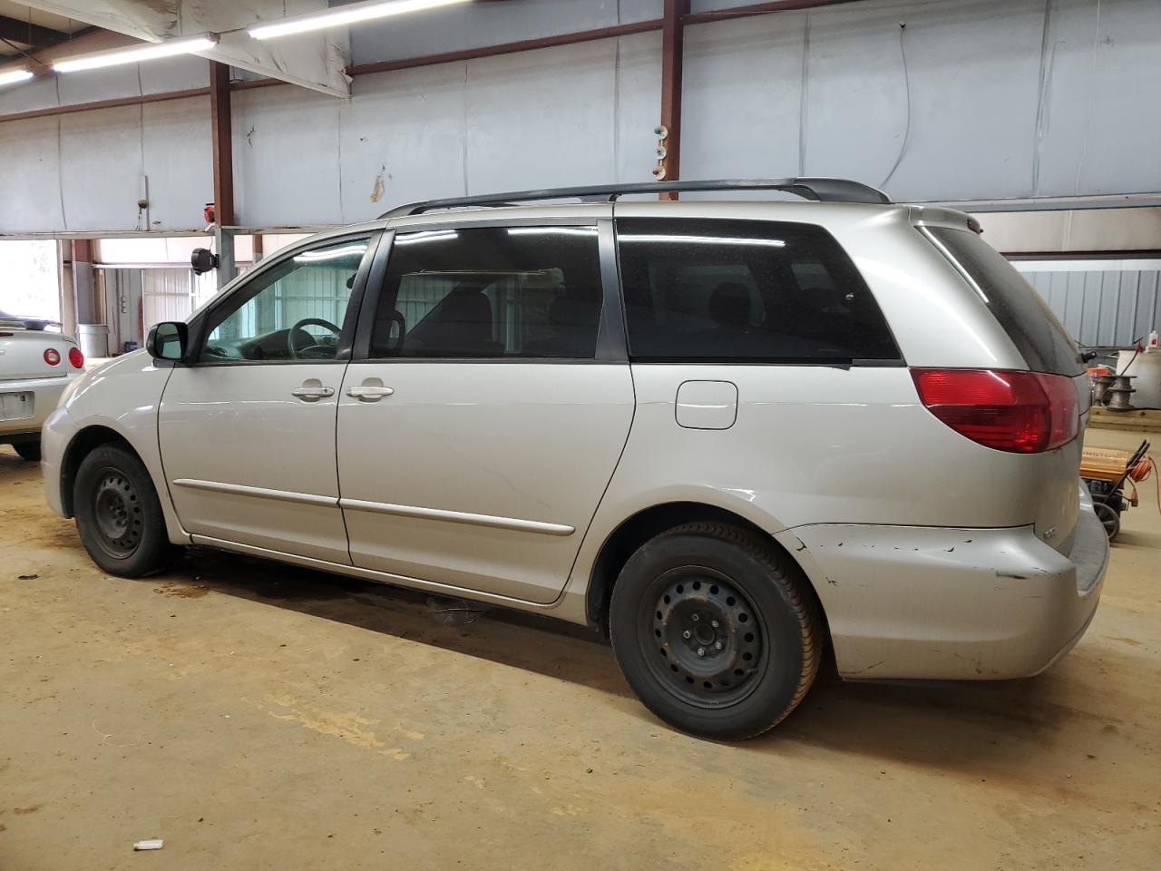 2005 Toyota Sienna - Image 2