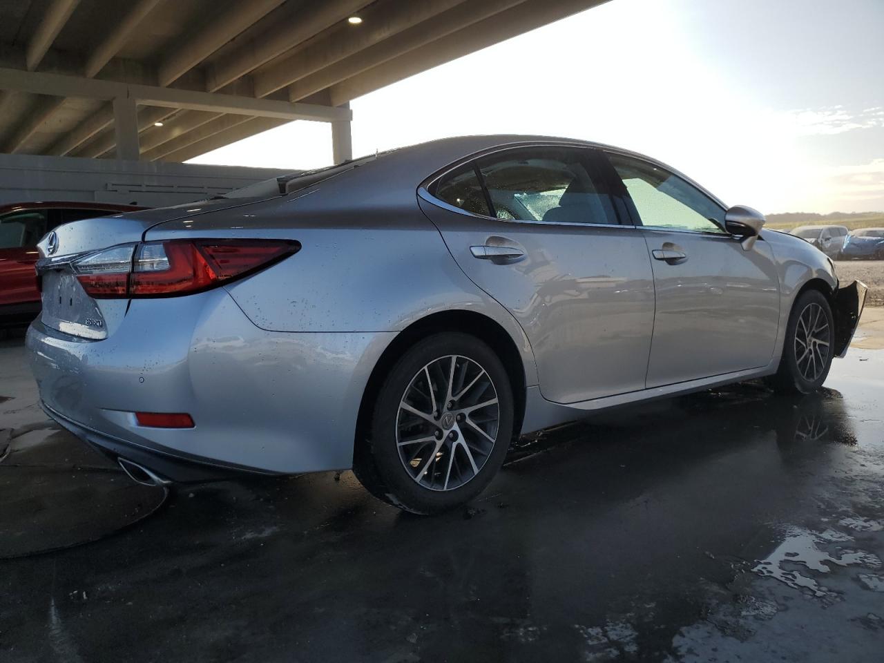 2017 Lexus ES - Image 3