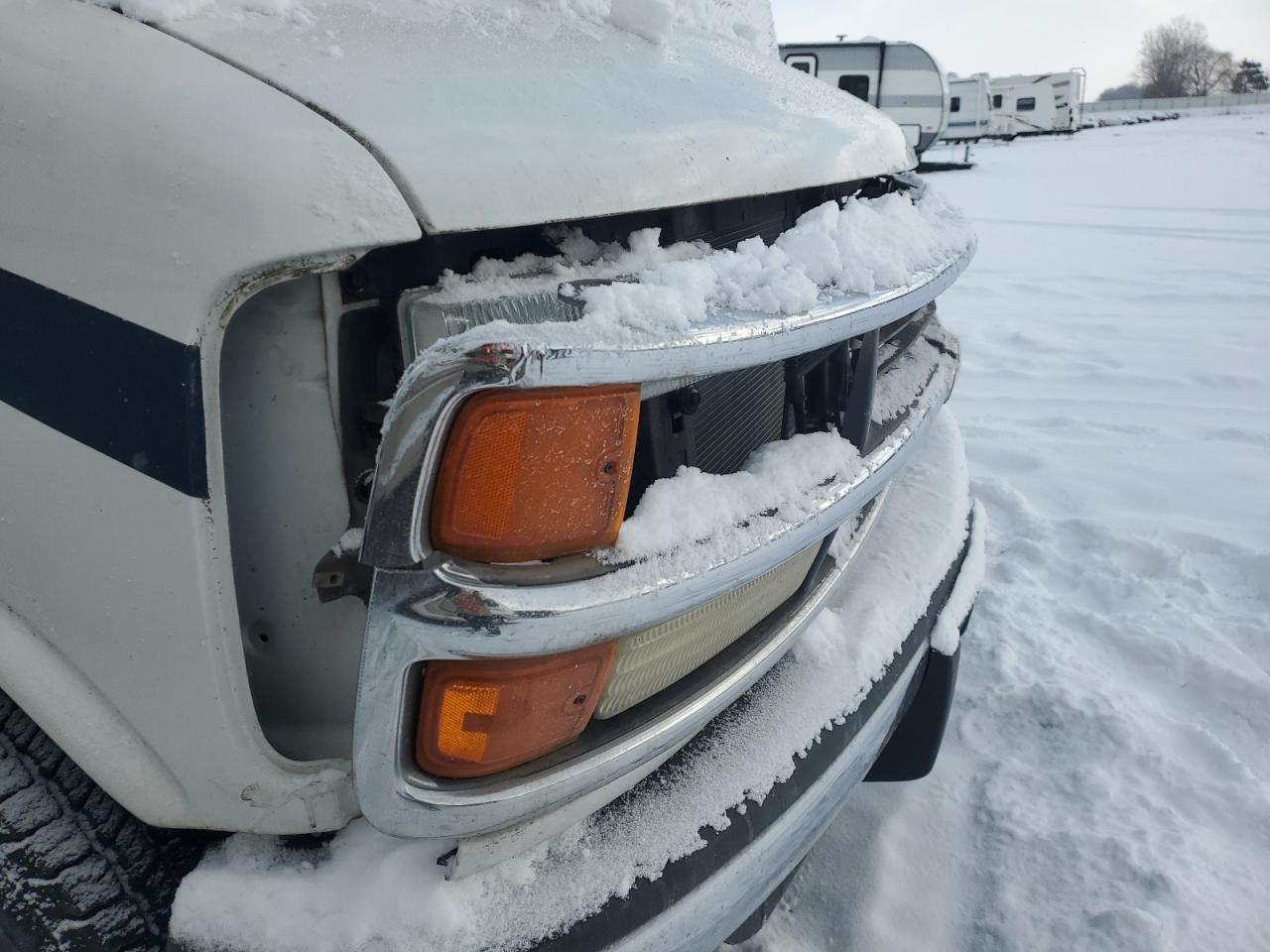 2002 Chevrolet Express - Image 9