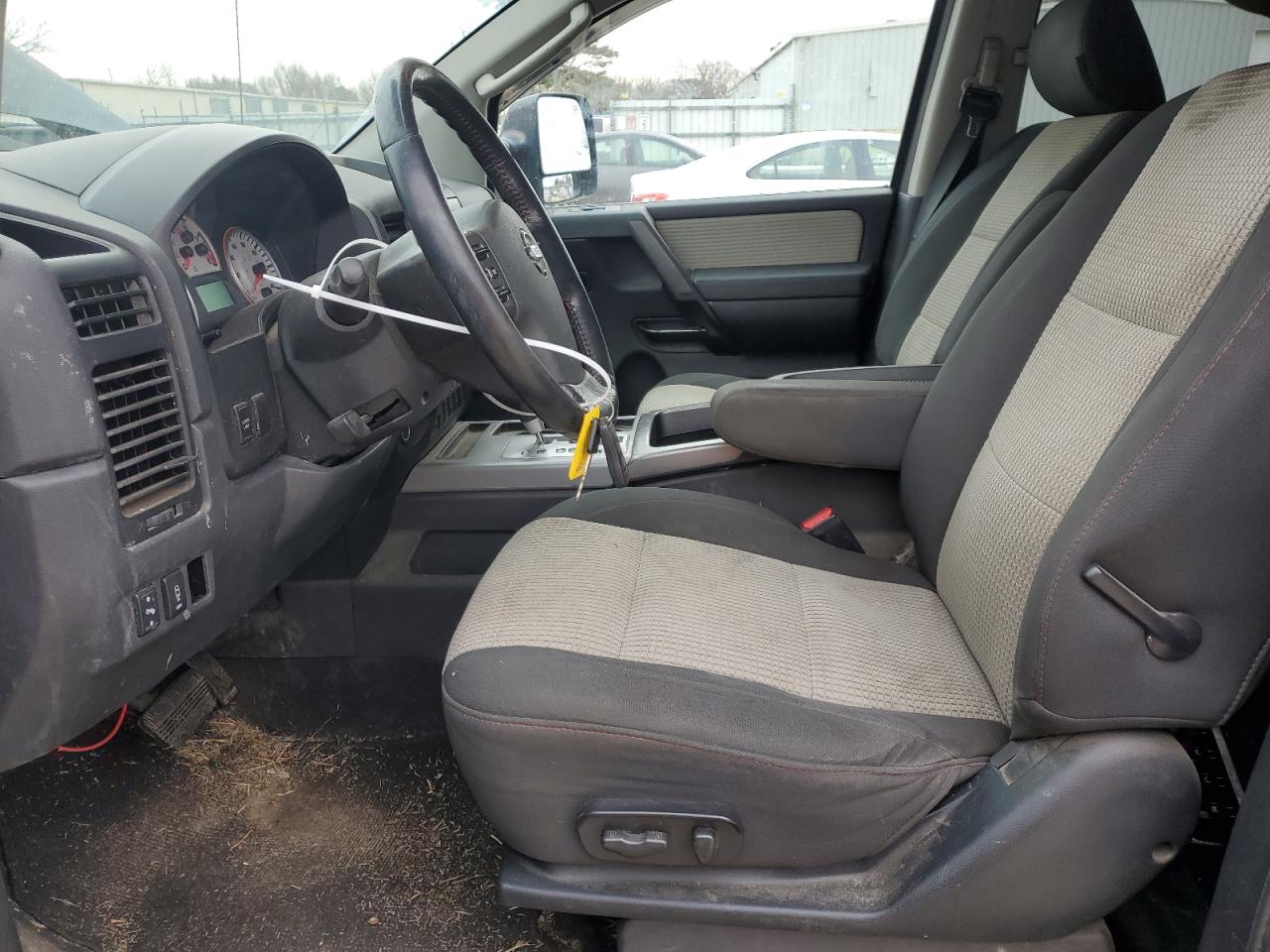 2010 Nissan Titan - Image 8