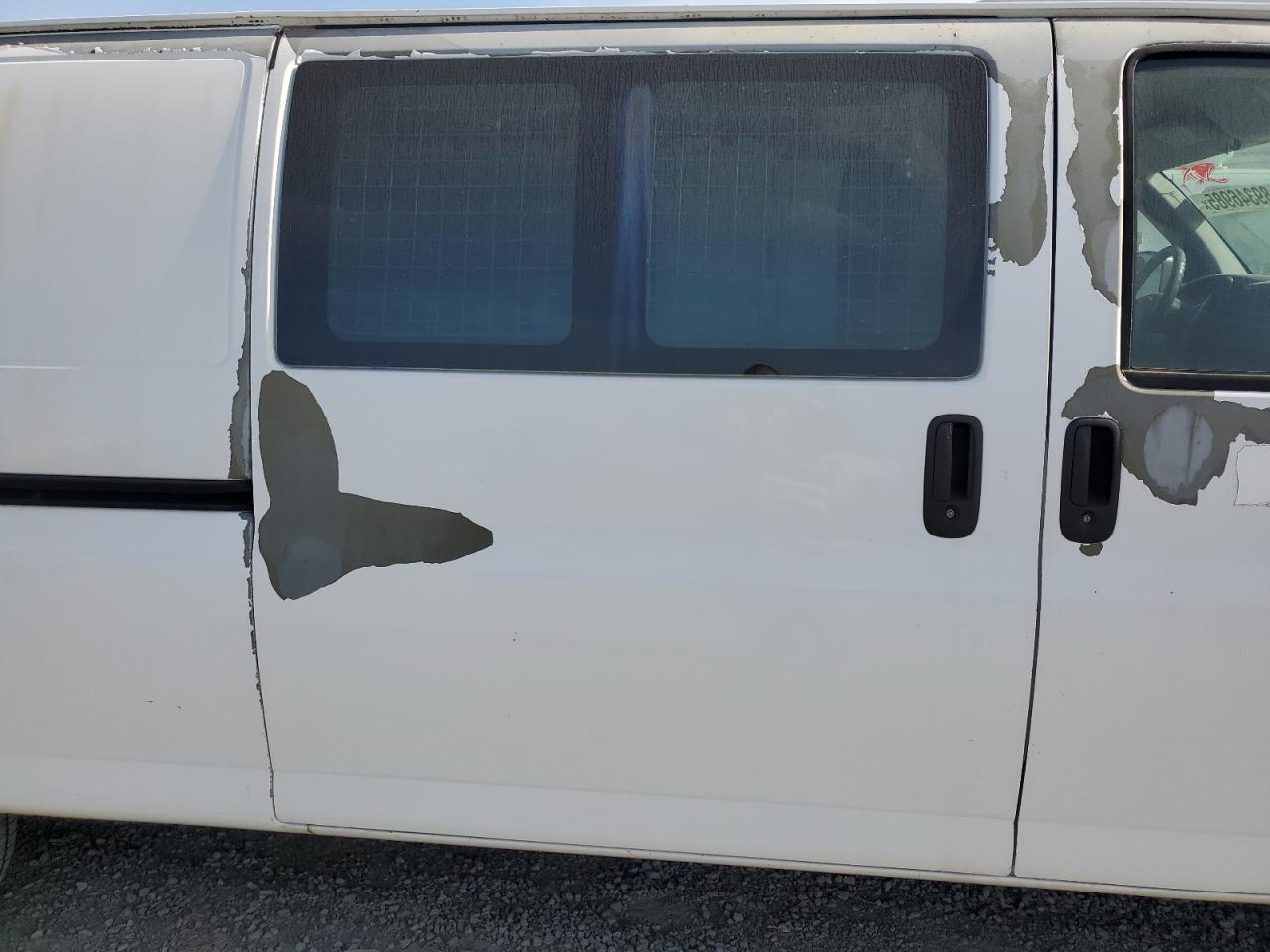 2005 Chevrolet Express - Image 11