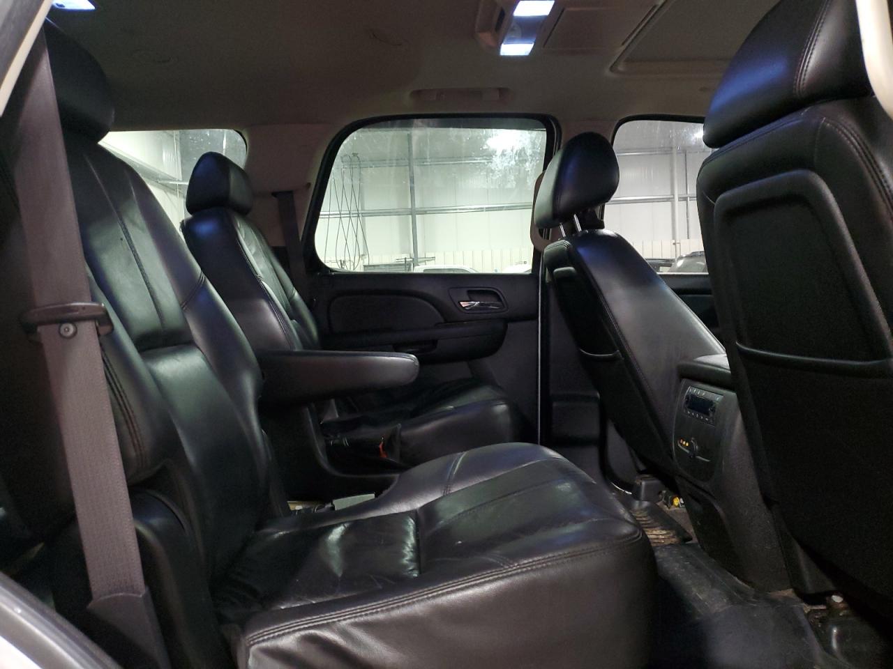 2010 Chevrolet Tahoe - Image 11
