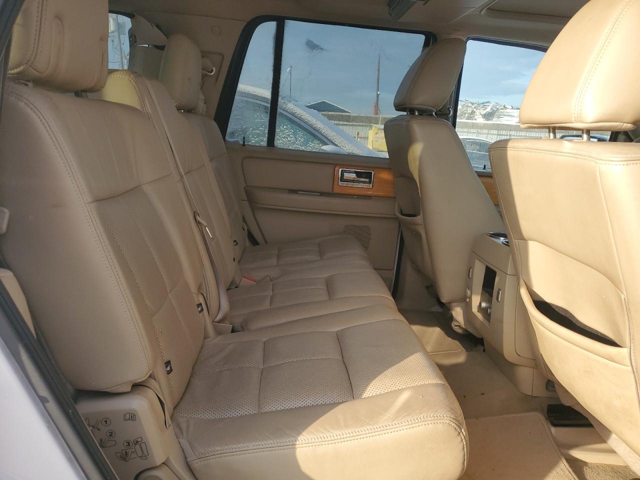 2010 Lincoln Navigator - Image 11