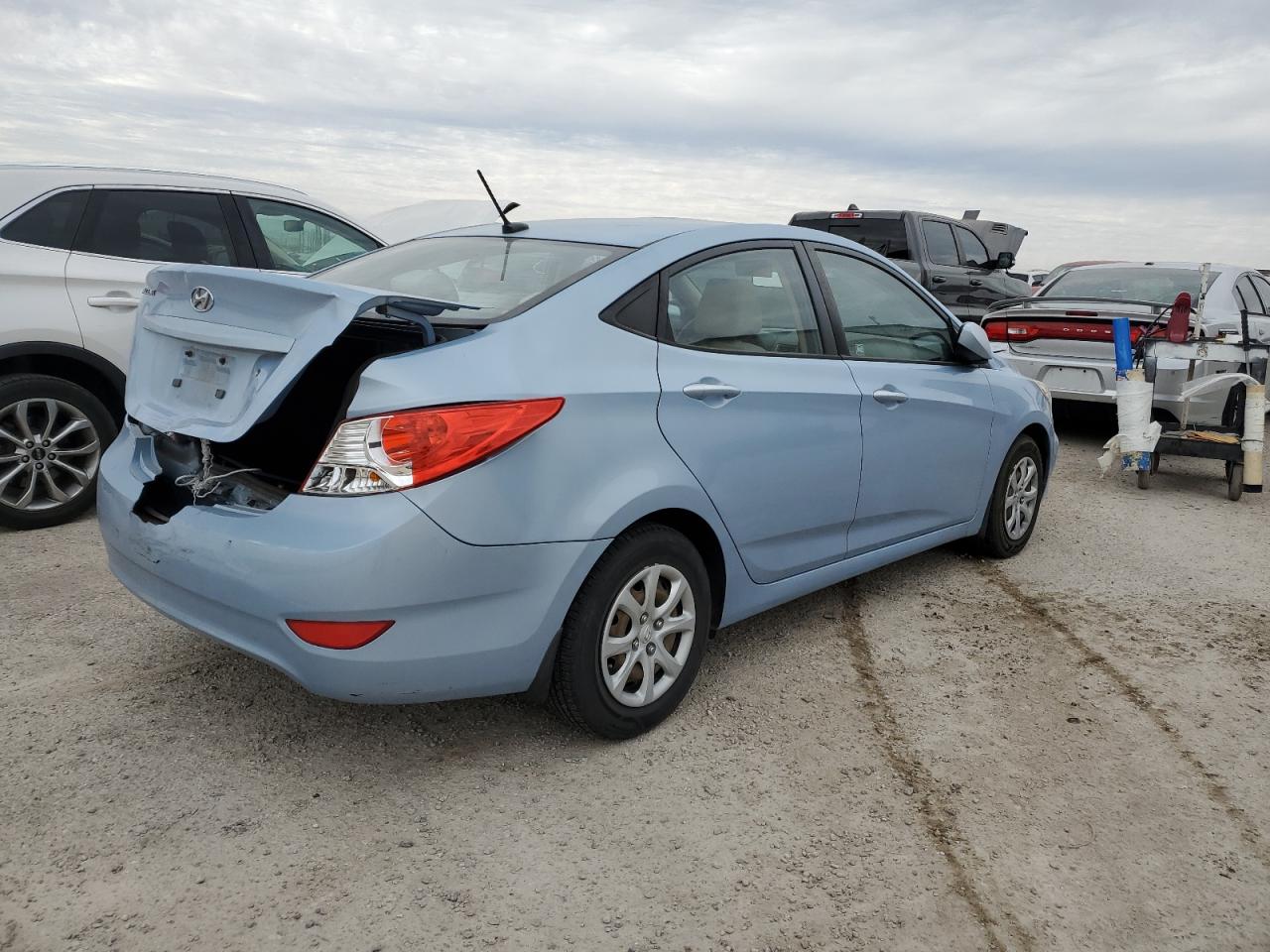 VIN KMHCT4AE2DU318430 2013 HYUNDAI ACCENT no.3