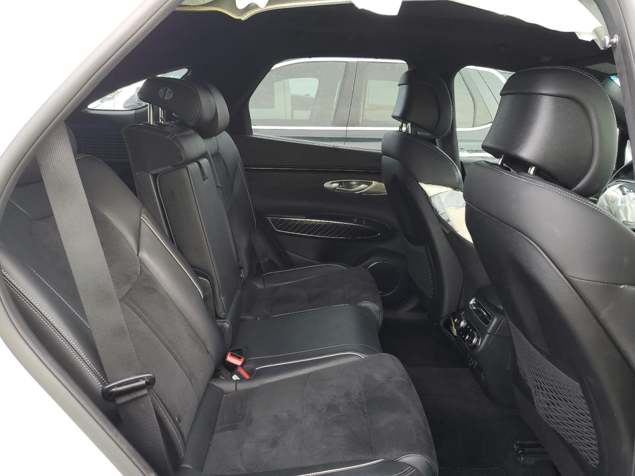 2022 Genesis GV70 - Image 11
