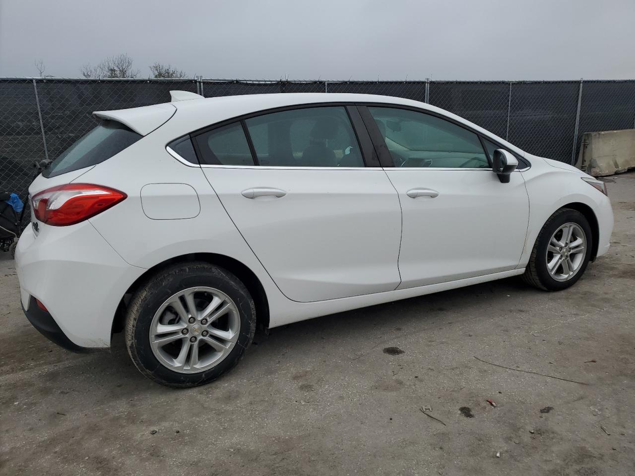 2018 Chevrolet Cruze - Image 3