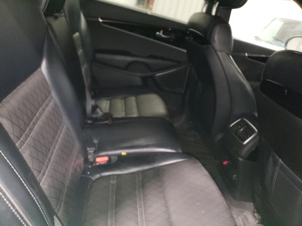 2016 Kia Sorento - Image 11