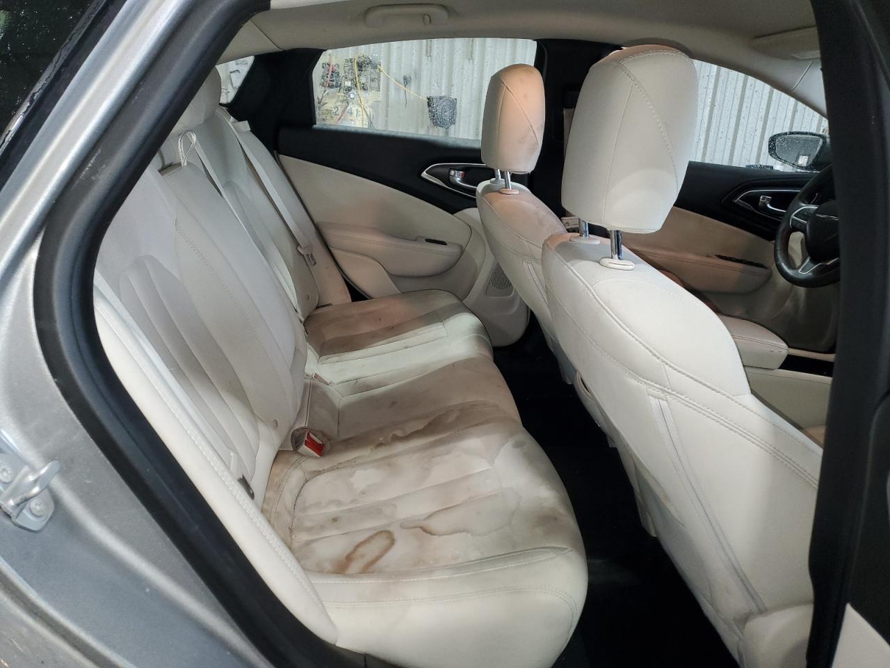 2016 Chrysler 200 - Image 10