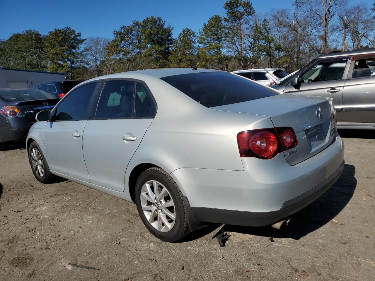 2010 Volkswagen Jetta - Image 2