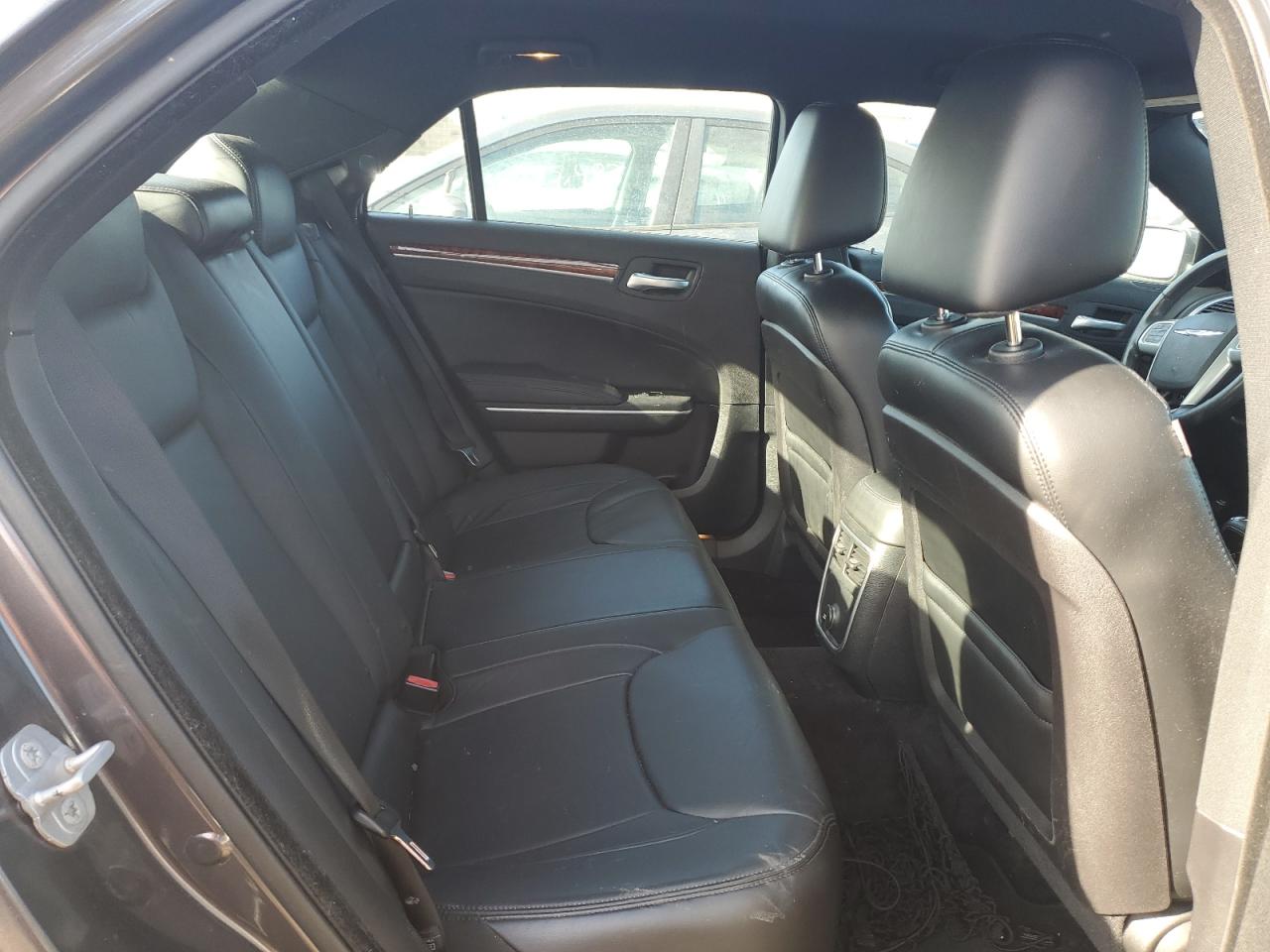 2014 Chrysler 300 - Image 10