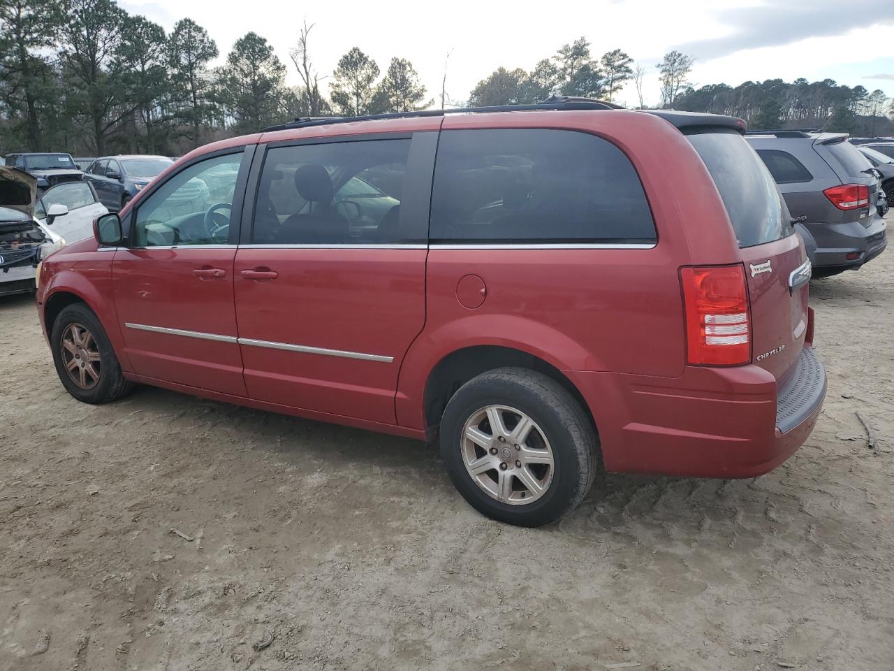 2009 Chrysler Town & Country - Image 2