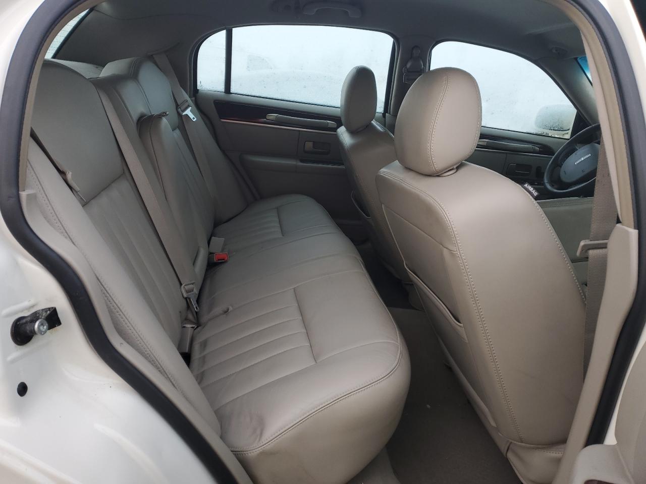 2007 Lincoln Town Car - Image 11