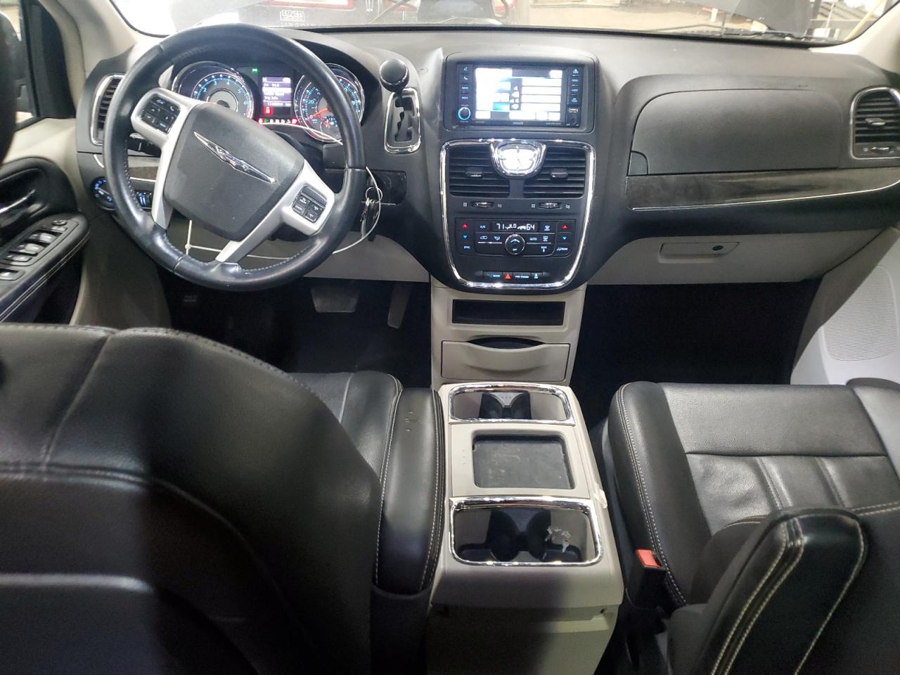 2015 Chrysler Town & Country - Image 8