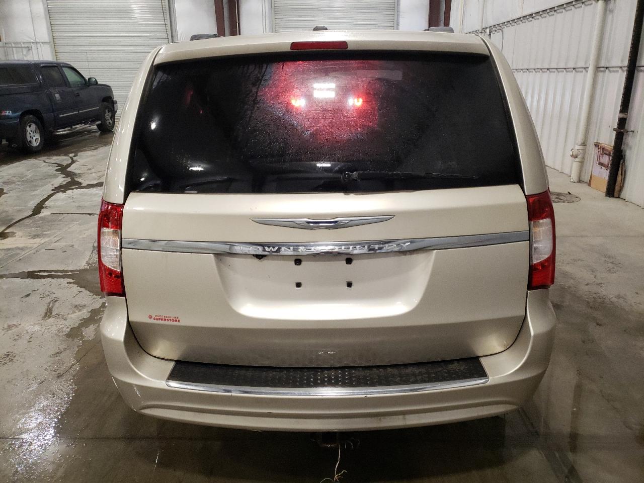 2014 Chrysler Town & Country - Image 6