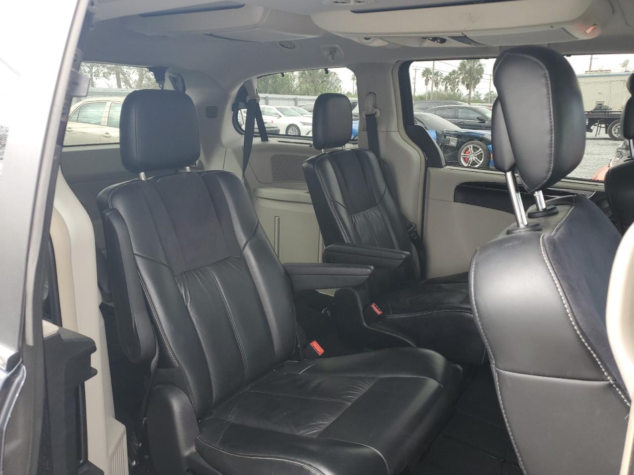 2013 Chrysler Town & Country - Image 11