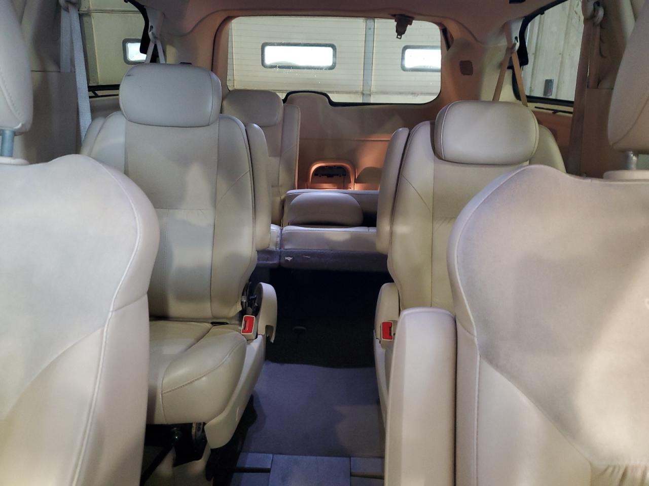 2010 Chrysler Town & Country - Image 10