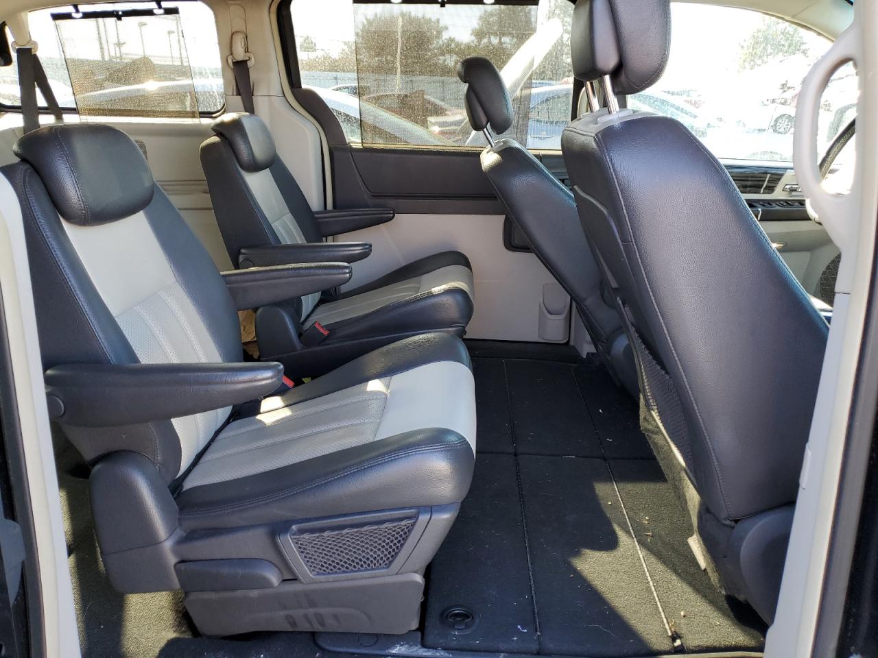 2010 Chrysler Town & Country - Image 11
