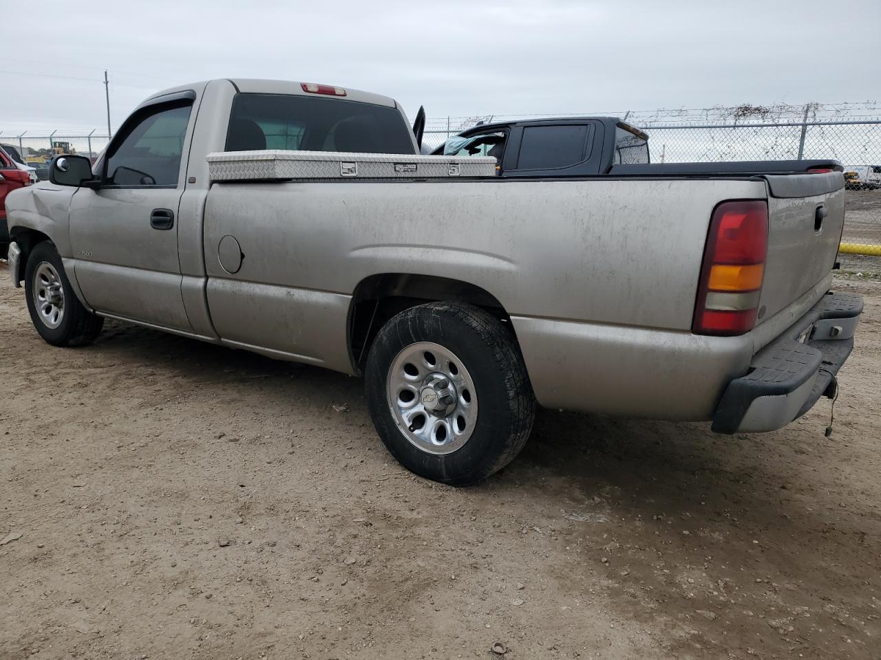 2001 Chevrolet Silverado - Image 2