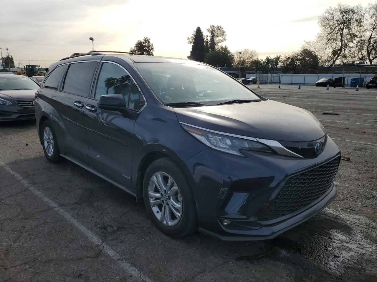 2021 Toyota Sienna - Image 4