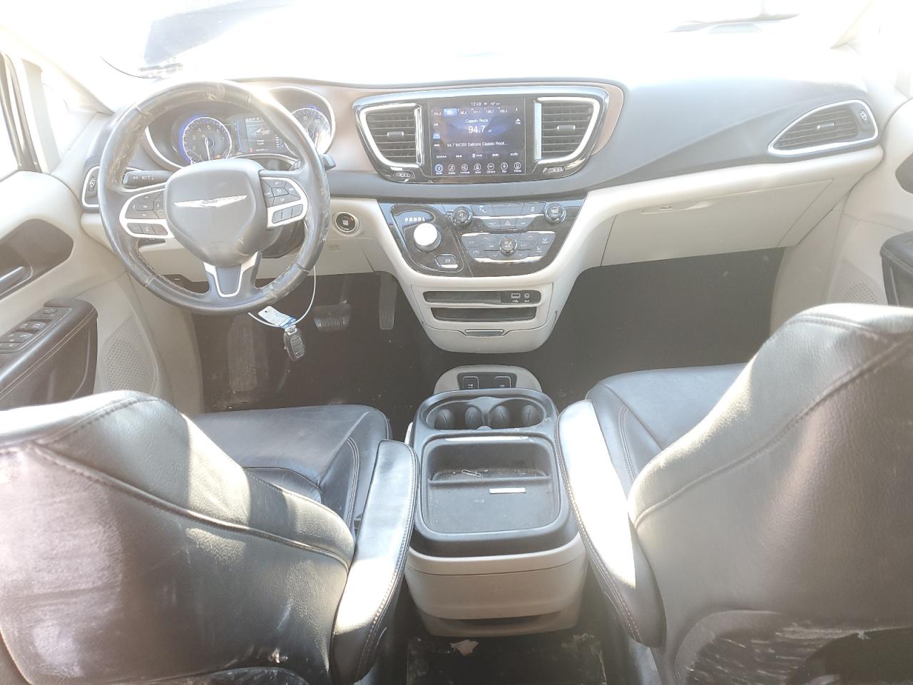 2017 Chrysler Pacifica - Image 8