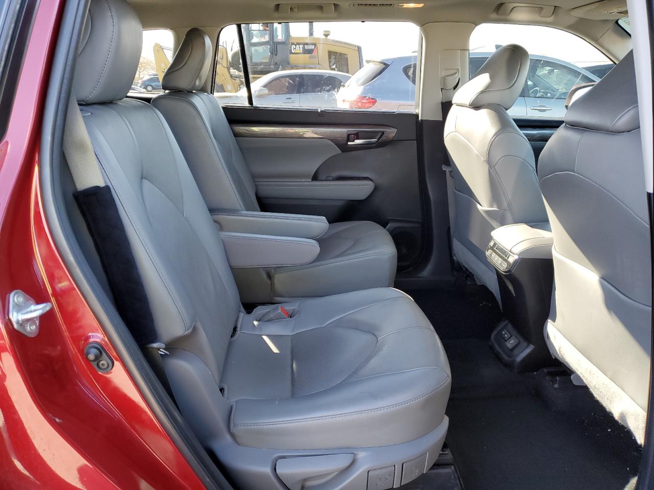 2022 Toyota Highlander - Image 11