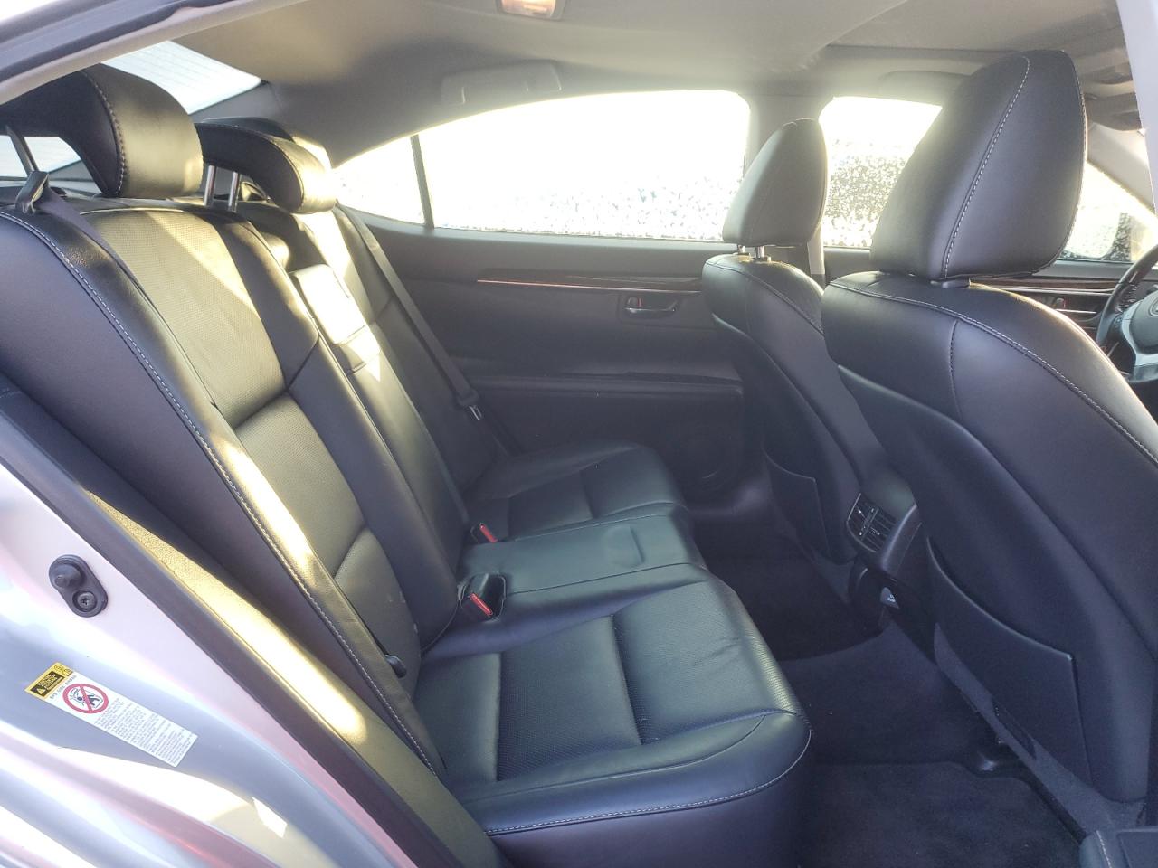 2015 Lexus ES - Image 10