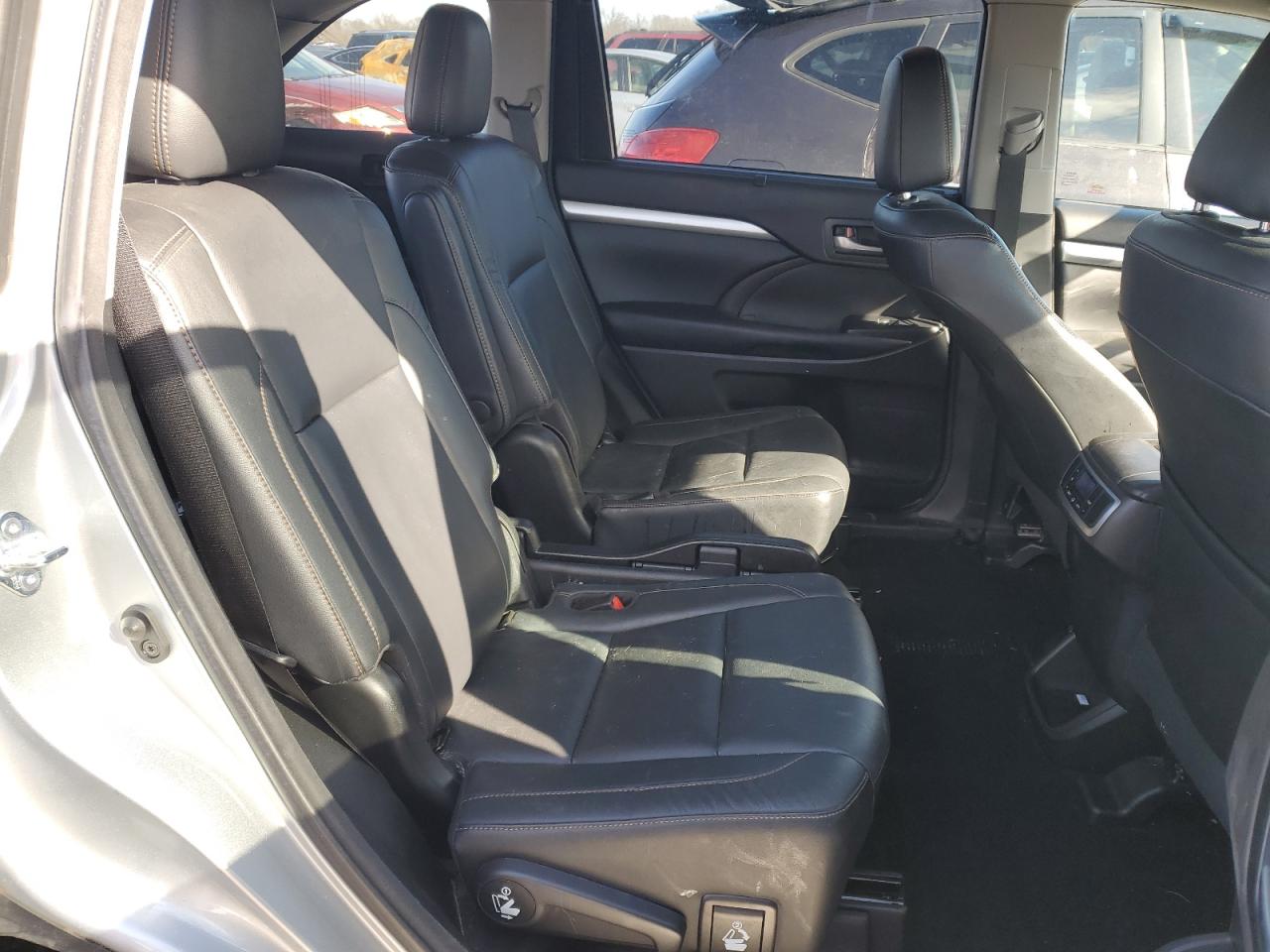 2018 Toyota Highlander - Image 11