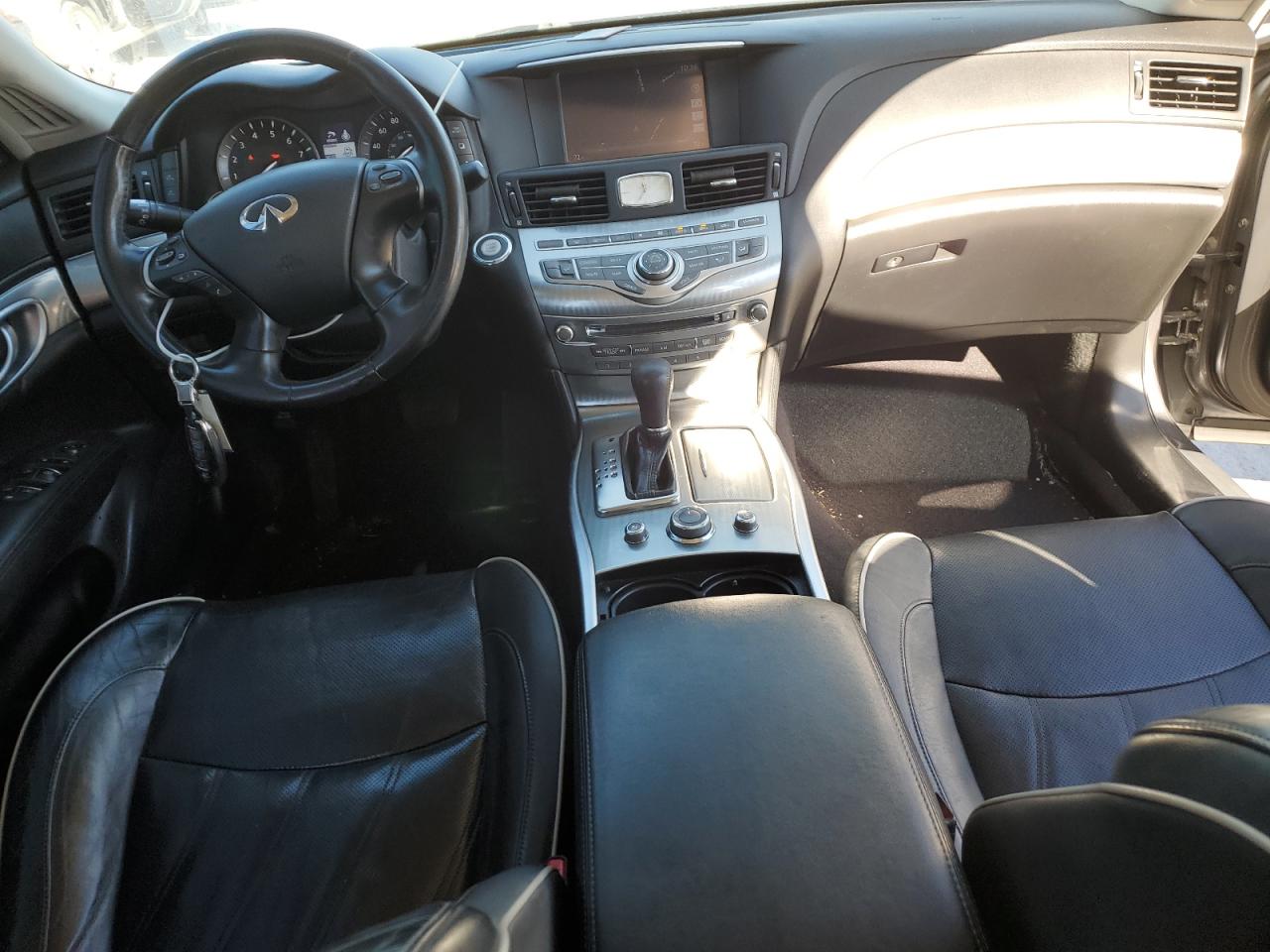 2016 Infiniti Q70 - Image 8