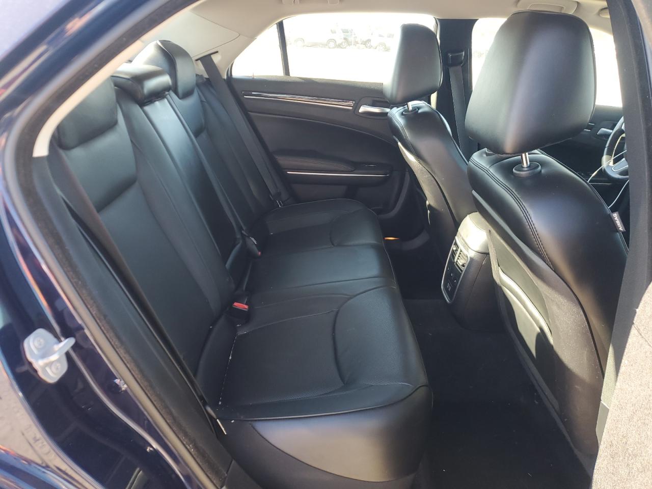2016 Chrysler 300 - Image 10